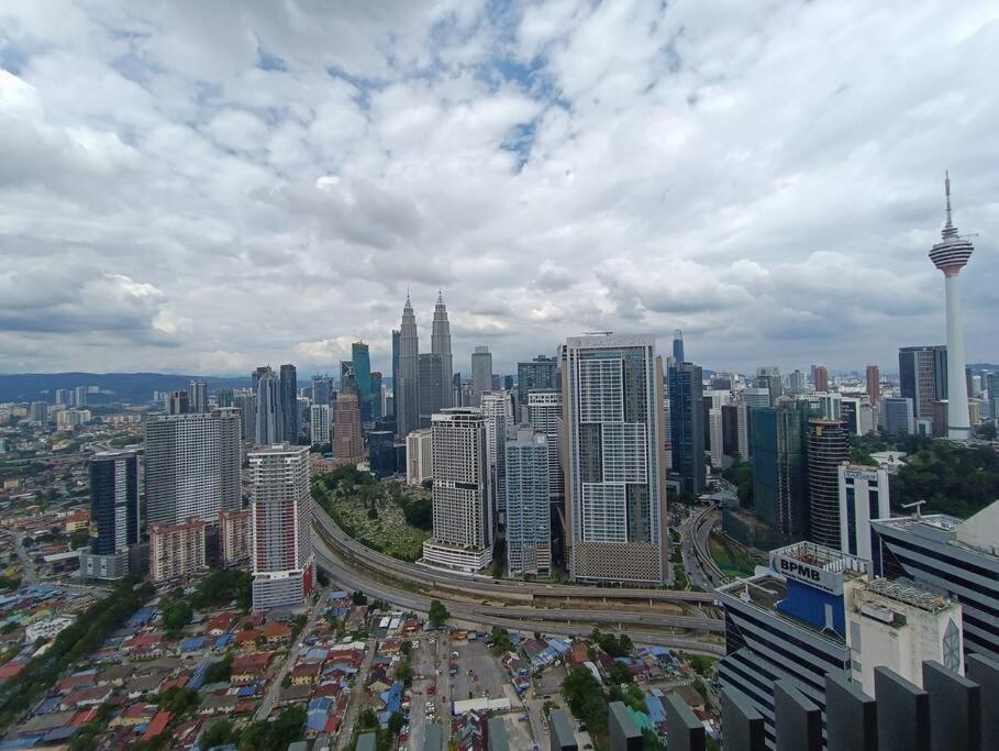 Lx 39A Balcony Klcc View 1 Bedroom Infinity Pool กัวลาลัมเปอร์ ภายนอก รูปภาพ